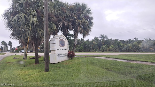 community sign with a lawn