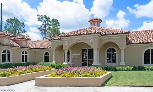 view of front of property with a front yard