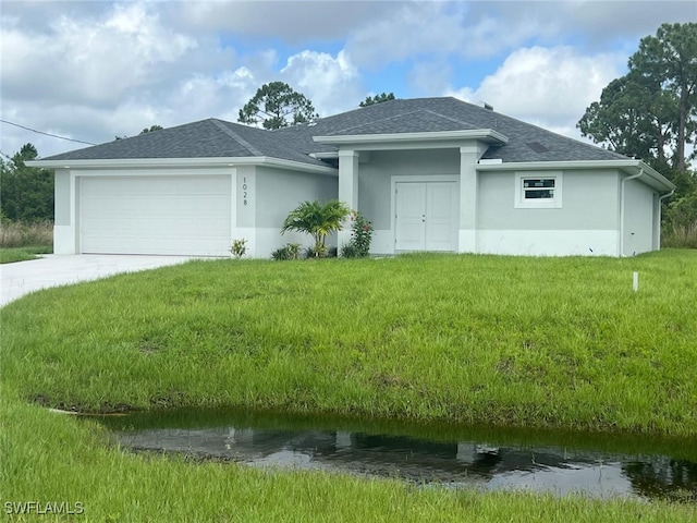 view of front of property featuring a front lawn and a garage