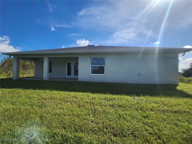 back of house featuring a lawn