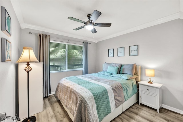 bedroom featuring light hardwood / wood-style flooring, crown molding, and ceiling fan