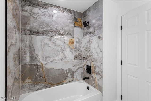 bathroom featuring tiled shower / bath combo