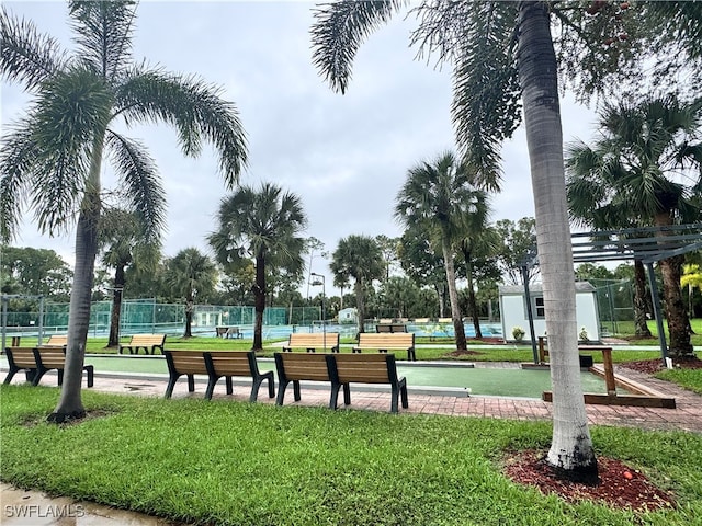 view of property's community featuring a lawn