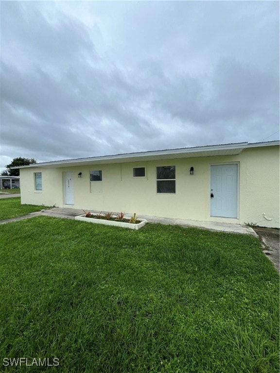 view of front of home with a front lawn