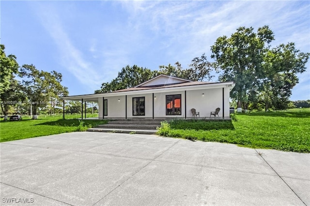 view of front of property featuring a porch and a front lawn