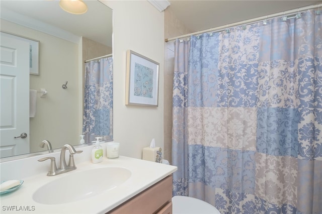 bathroom featuring crown molding, toilet, vanity, and curtained shower