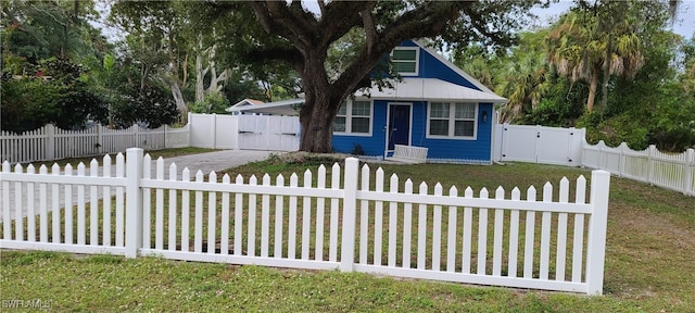 view of front of property featuring a front yard