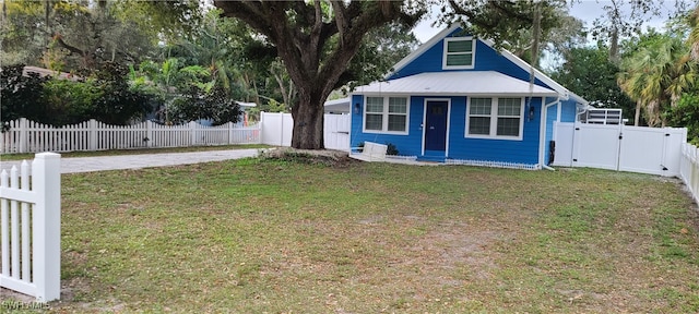 view of front of property with a front yard