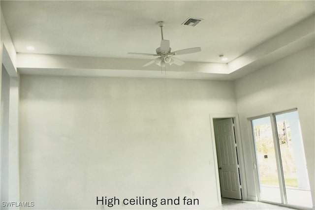 empty room featuring ceiling fan