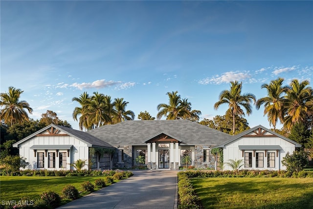 view of front of home featuring a front yard