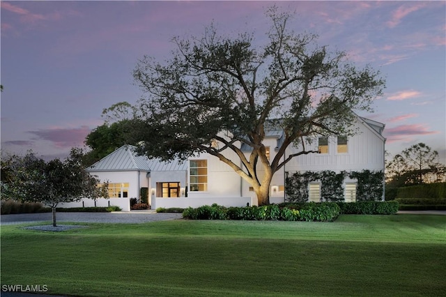 view of front of house featuring a yard