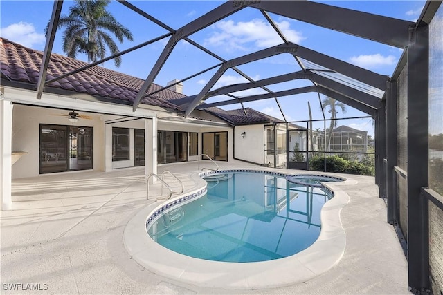 view of swimming pool with a lanai, a patio area, an in ground hot tub, and ceiling fan