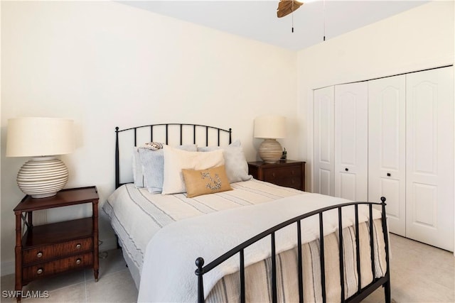 bedroom featuring ceiling fan and a closet