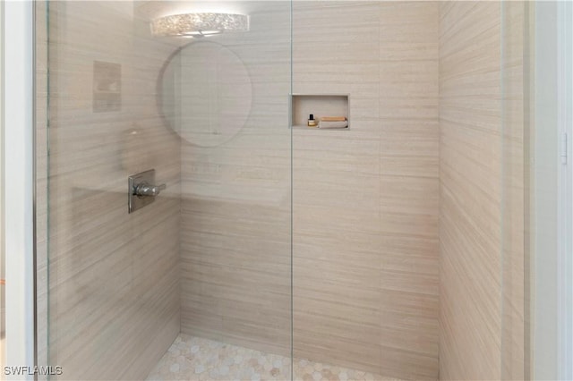 bathroom featuring tiled shower