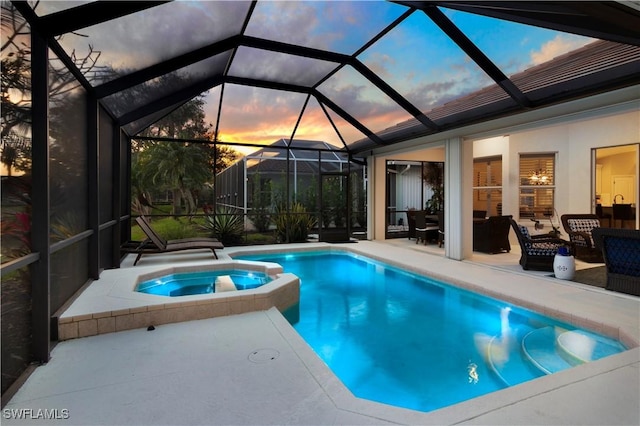 pool at dusk featuring a lanai, an outdoor living space, a patio area, and an in ground hot tub