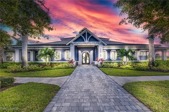 view of front facade with a yard