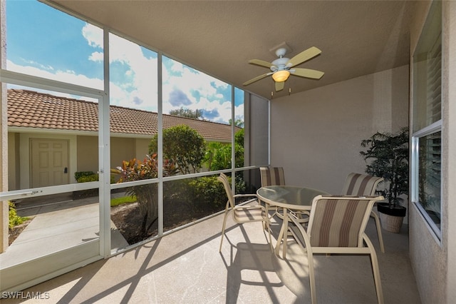 sunroom with ceiling fan