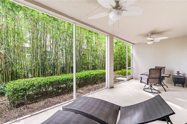 sunroom with ceiling fan