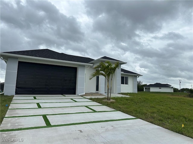 view of front of house featuring a garage and a front yard