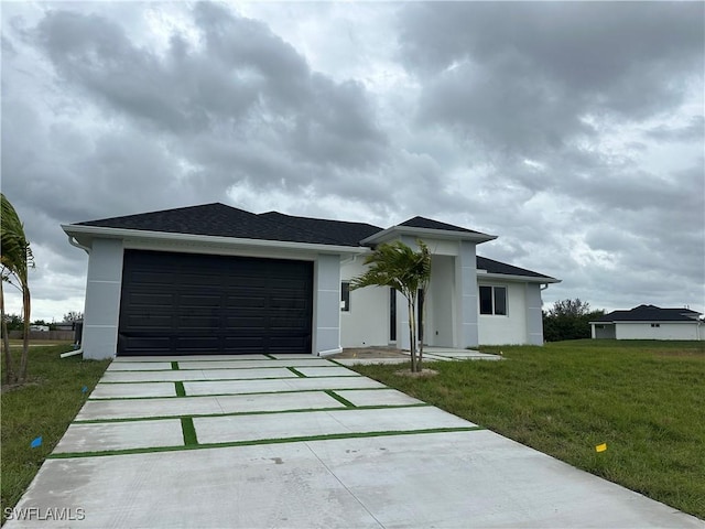 view of front facade with a garage and a front yard