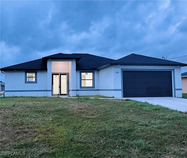 view of front facade featuring a front lawn and a garage