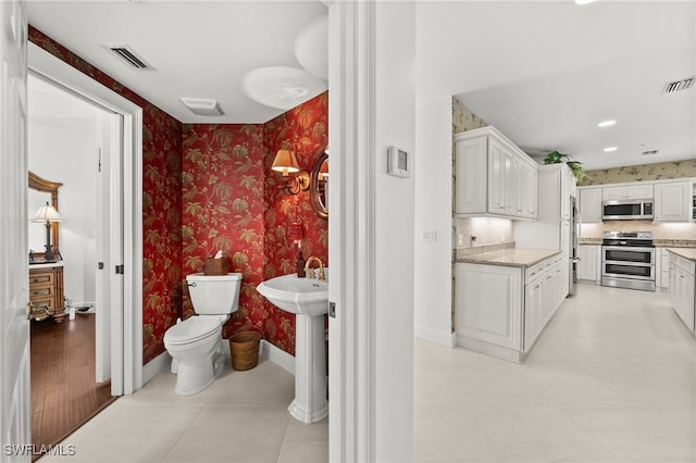 bathroom featuring decorative backsplash