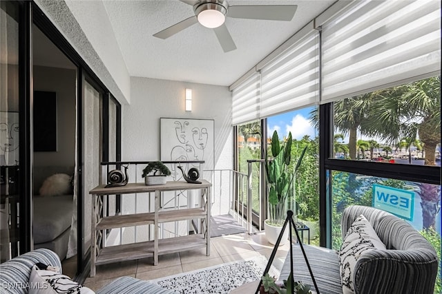 sunroom with ceiling fan