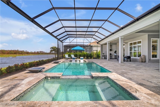 view of pool featuring an in ground hot tub, a water view, a patio area, and a lanai