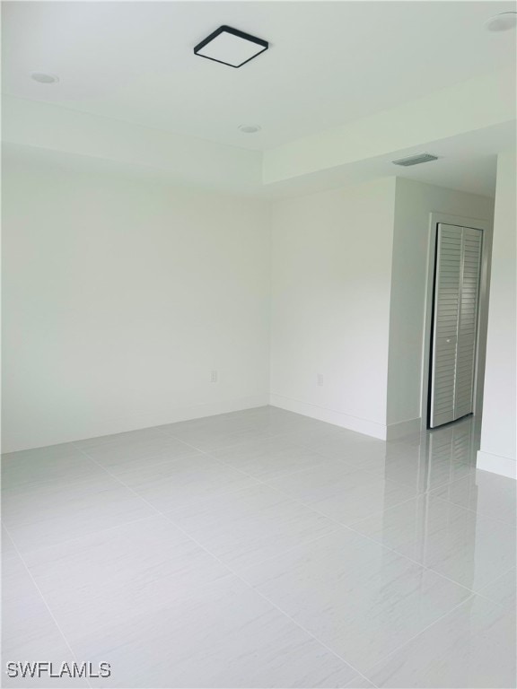 unfurnished room featuring light tile patterned flooring