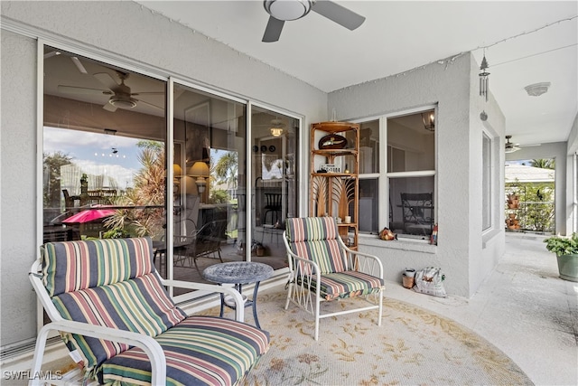 sunroom with ceiling fan