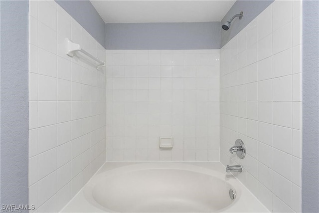 bathroom with tiled shower / bath combo