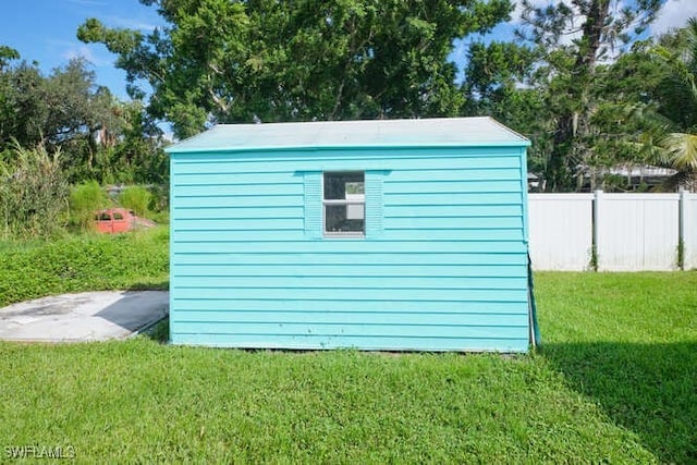 view of outdoor structure with a yard