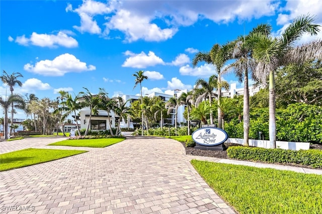 view of property's community featuring a yard