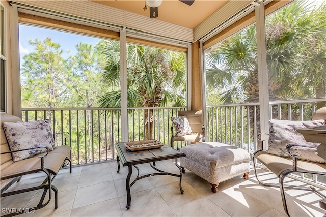 sunroom with ceiling fan