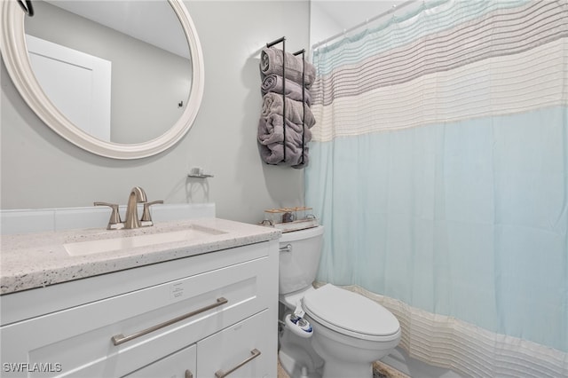 bathroom with a shower with curtain, vanity, and toilet