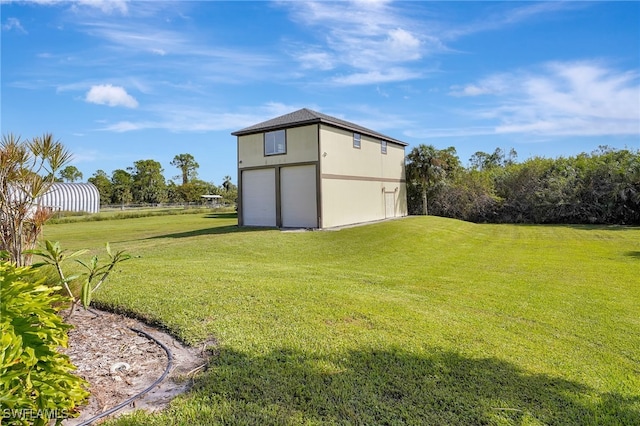 view of yard featuring a storage unit