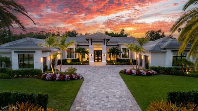 view of front of property featuring a yard