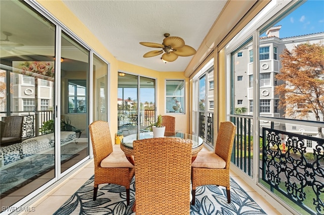 sunroom with ceiling fan