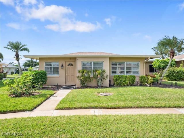 view of front of property featuring a front yard