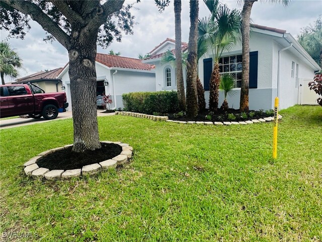 view of front of home featuring a front lawn