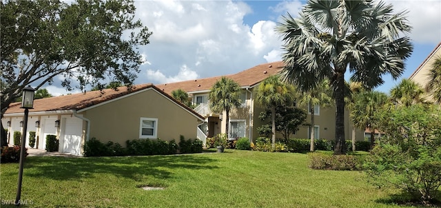 view of front of property with a front yard