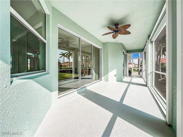 sunroom with ceiling fan