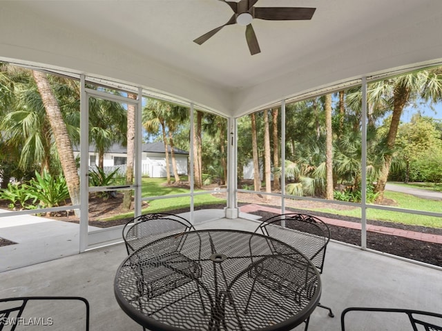 sunroom with ceiling fan