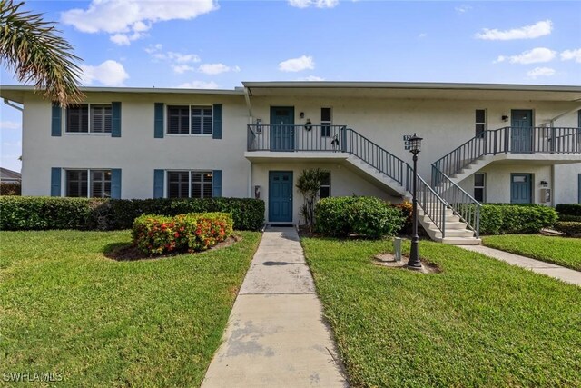 view of front of house featuring a front yard