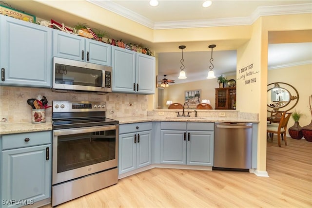 kitchen featuring light hardwood / wood-style floors, backsplash, appliances with stainless steel finishes, ceiling fan, and sink