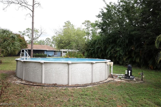 view of swimming pool featuring a yard