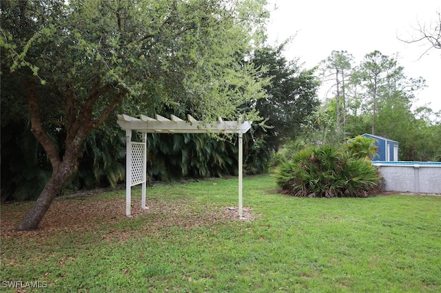 view of yard featuring a pergola