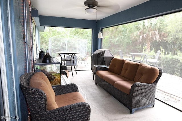 sunroom with ceiling fan