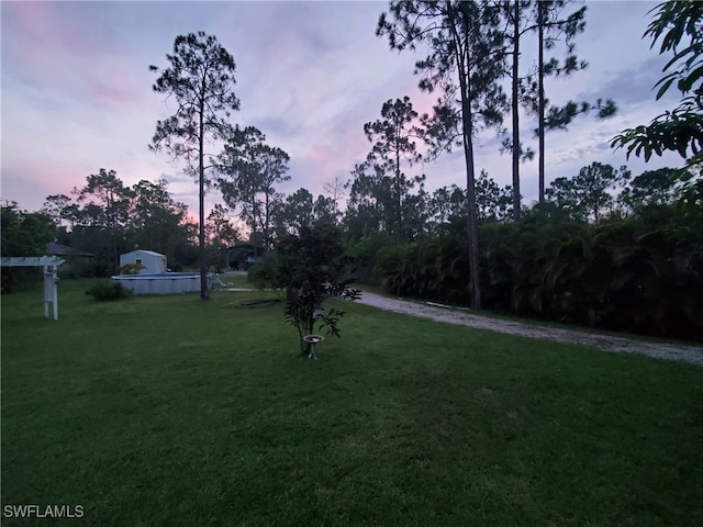 view of yard at dusk