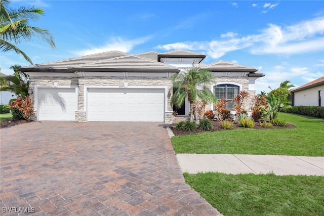 view of front of house featuring a front lawn and a garage